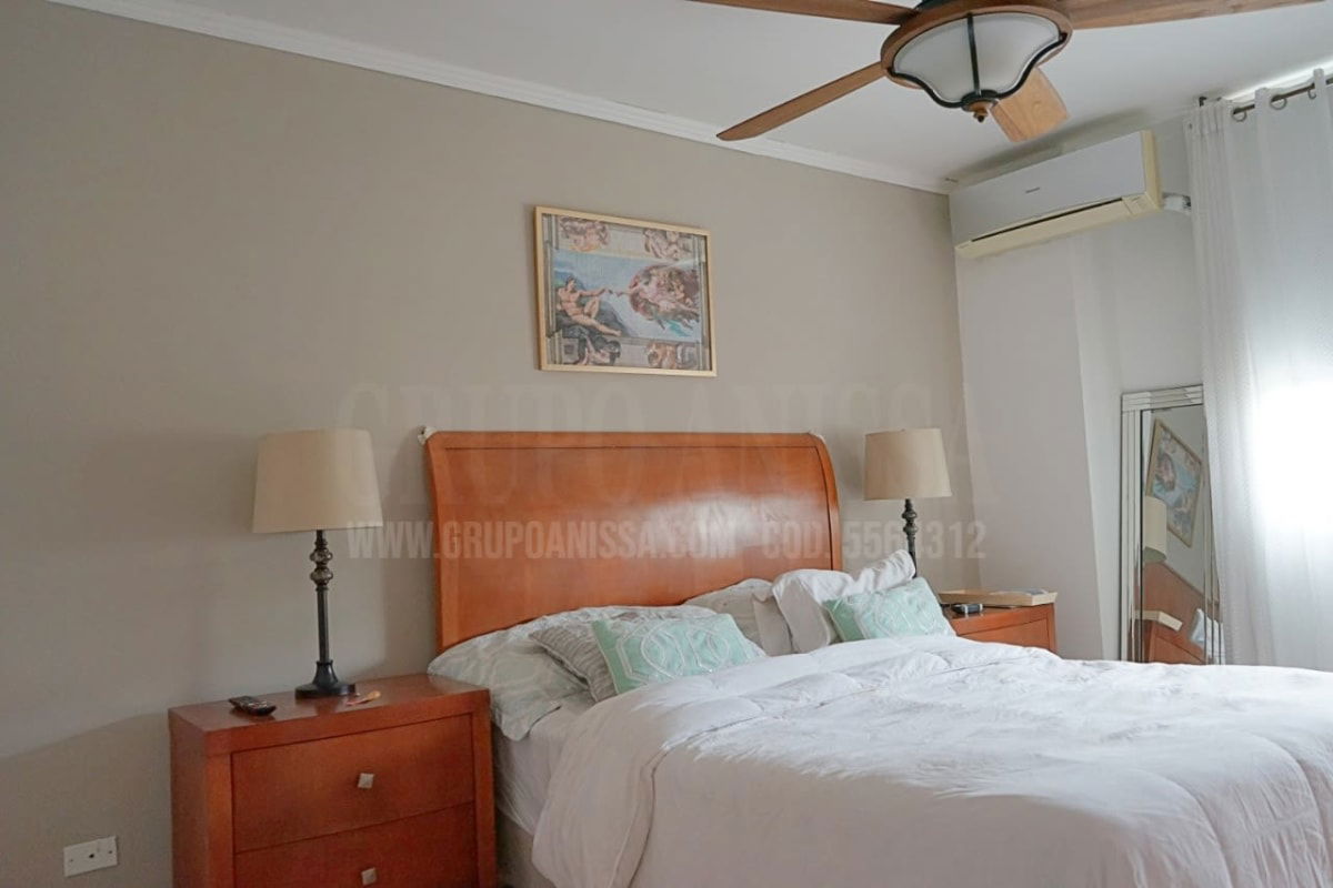 Cozy master bedroom with AC fan large window natural light in PH El Cangrejo Panama
