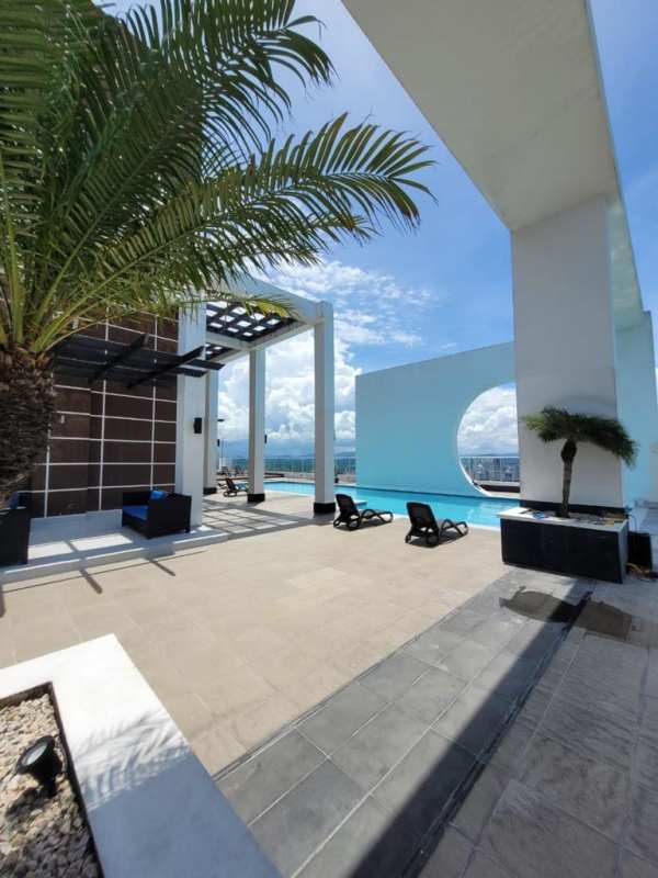Rooftop infinity pool with sun deck overlooking ocean and Cinta Costera in PH Destiny Panama