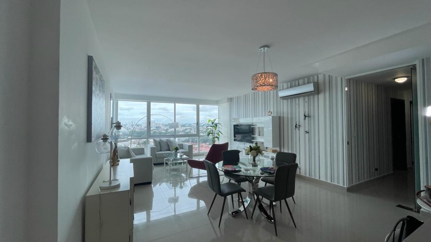 Master bedroom with large windows, built-in closet and en-suite bathroom PH Top Tower Costa del Este