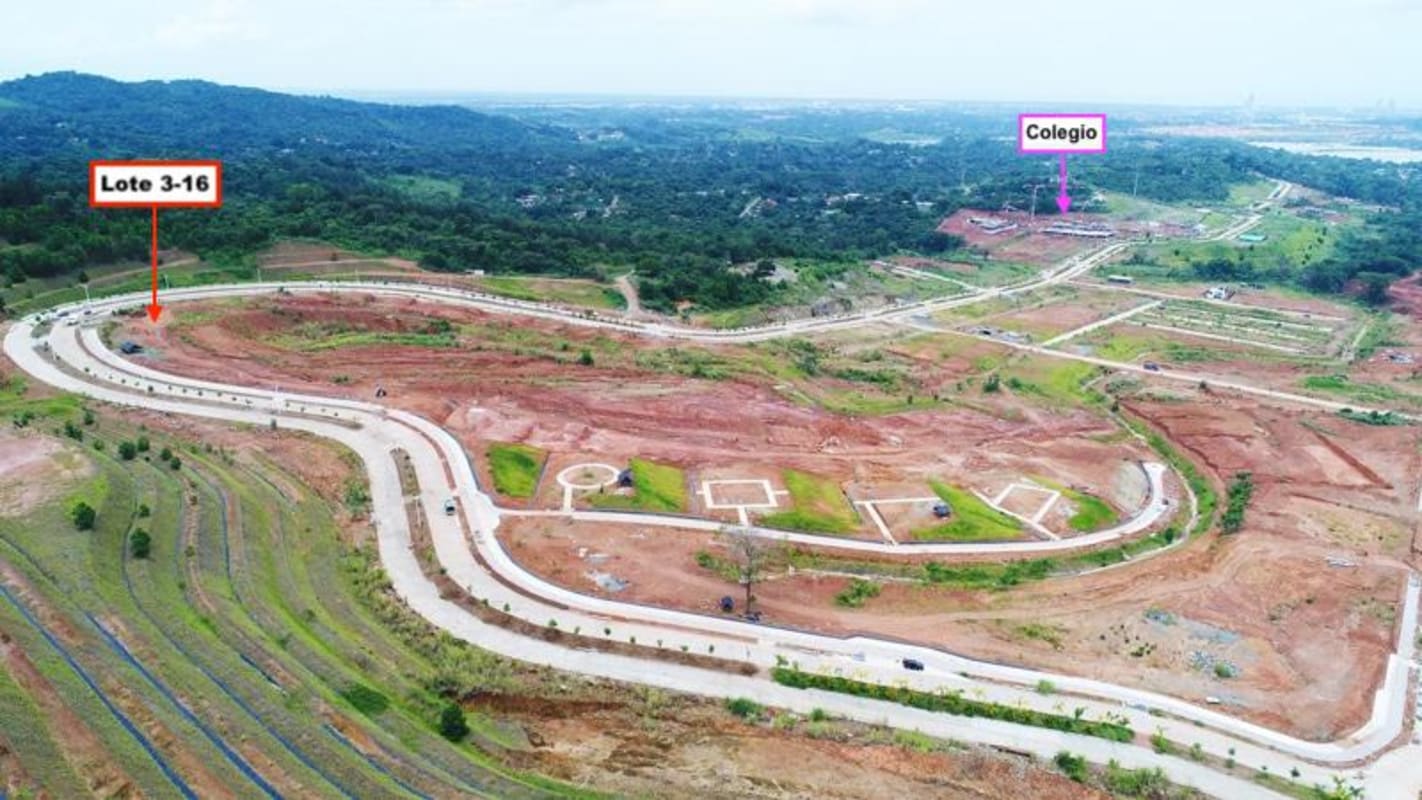 Zoning plan showing Lot 3-16 adjacent to large green park zone at Green Valley Panama