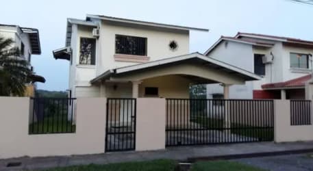 Bright living room with ceramic tiles and large windows in house for rent Chiriquí