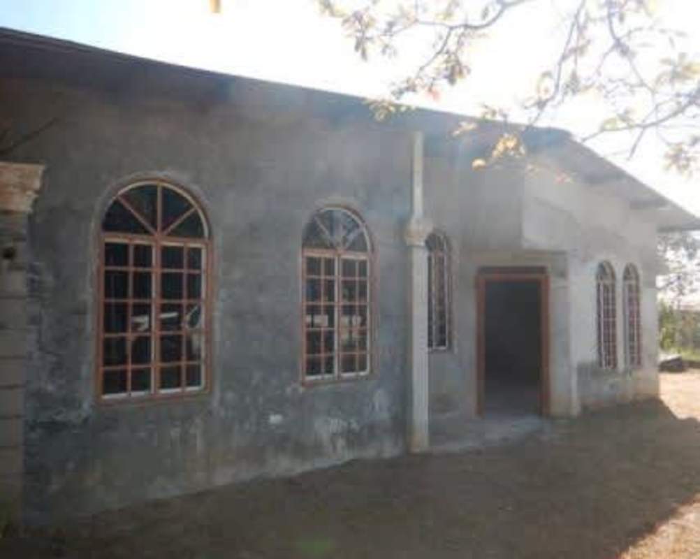 Large rear yard and back of unfinished house for sale in Pacora Panama