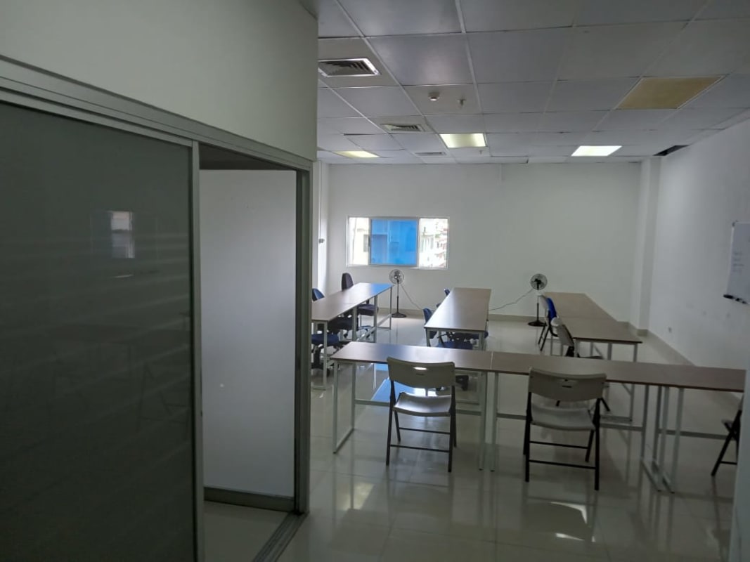 Commercial property with classroom setup, whiteboard, tables and chairs in El Carmen sector Panama
