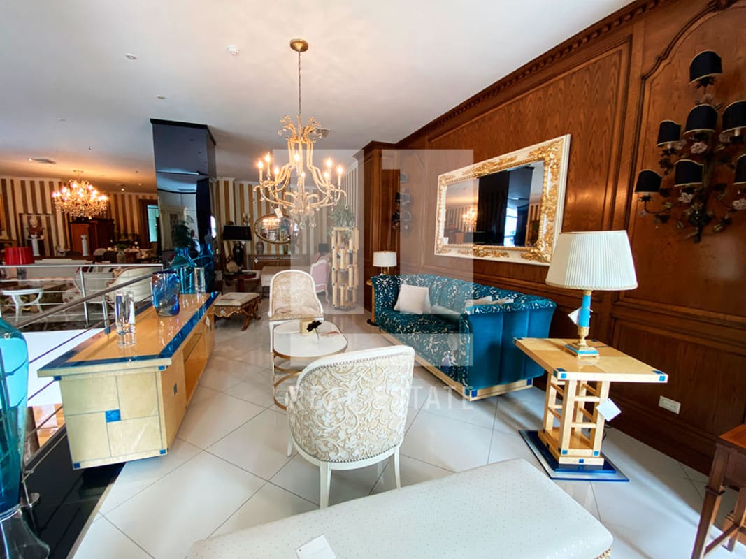 Commercial space for rent with glass facade storefront at PH Molon Bella Vista Panama