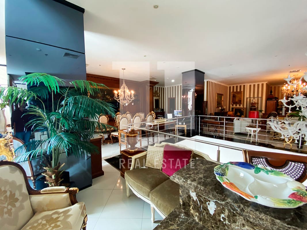 Wide open commercial interior suitable for retail or storage PH Molon Bella Vista Panama