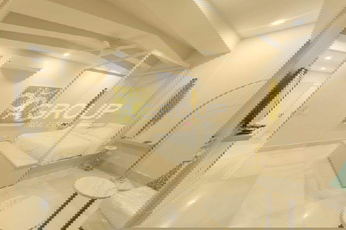 Spacious master bedroom four-poster bed marble floor ceiling fan luxury house Costa del Este