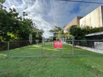 Vacant fenced 1000m2 land on Calle San Juan de Dios ready for commercial or residential build