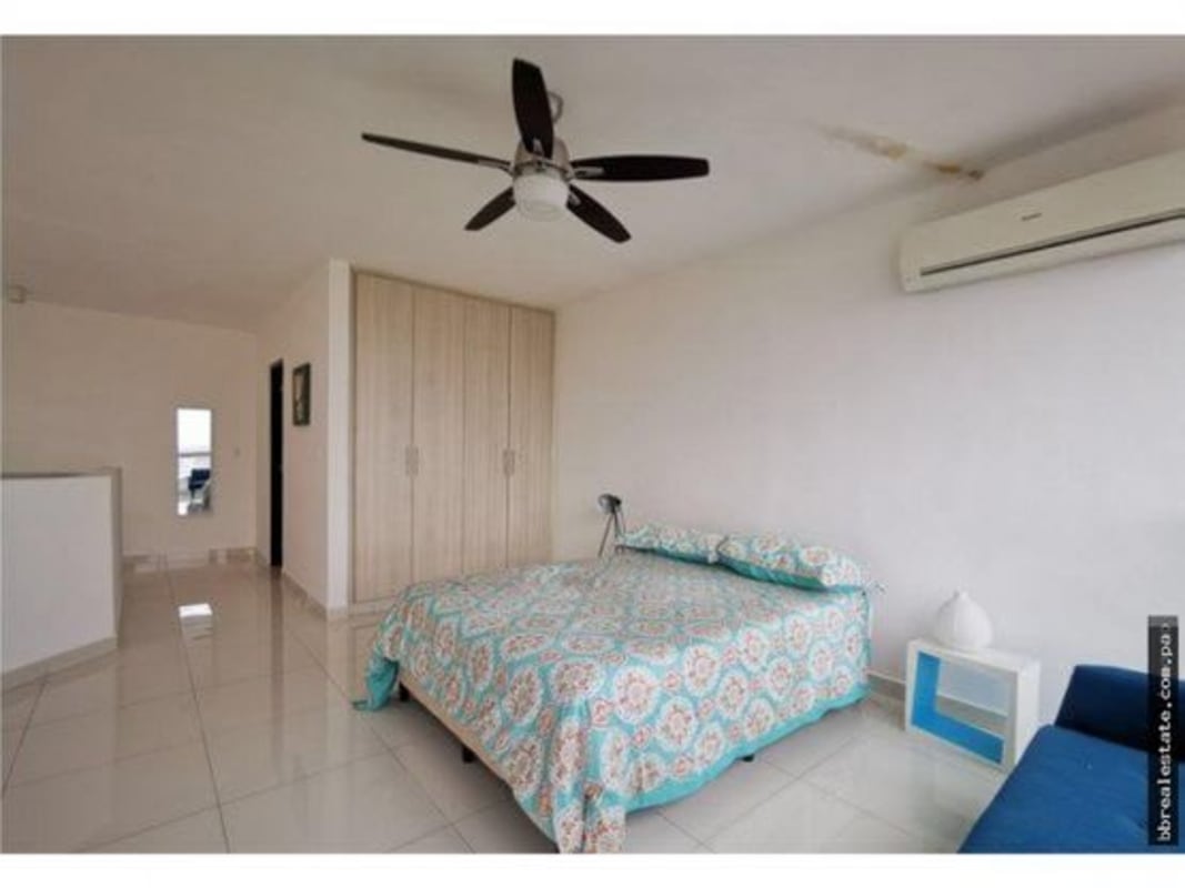 Loft bedroom with split AC giant windows ceiling fan PH Park Loft Panama