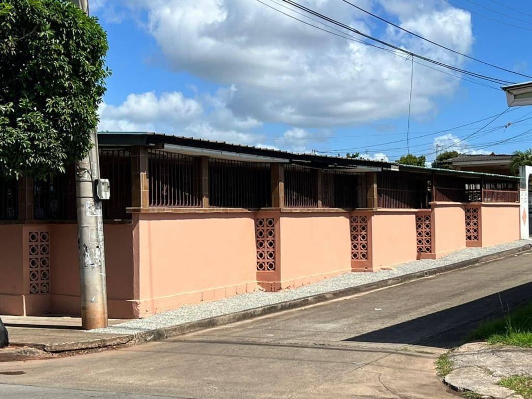 Peach wall perimeter with security bars of Don Bosco Panama house for sale