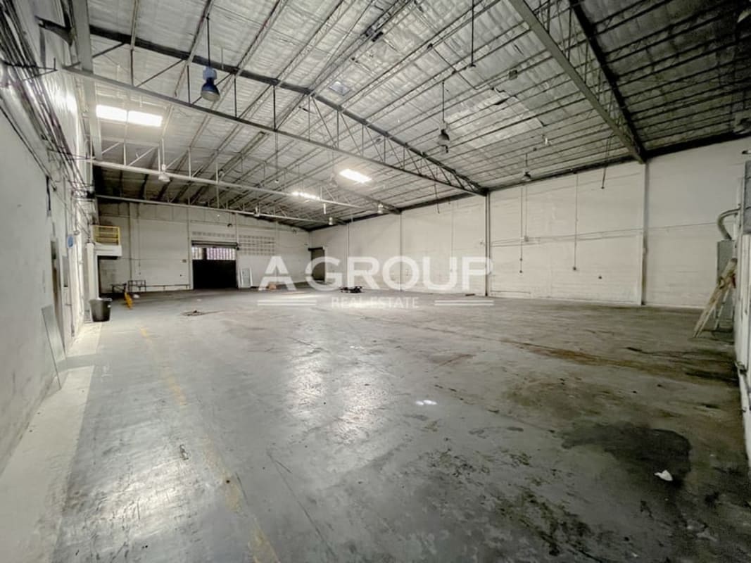 Industrial warehouse open space with high ceilings and metal beams Milla 8 Panama