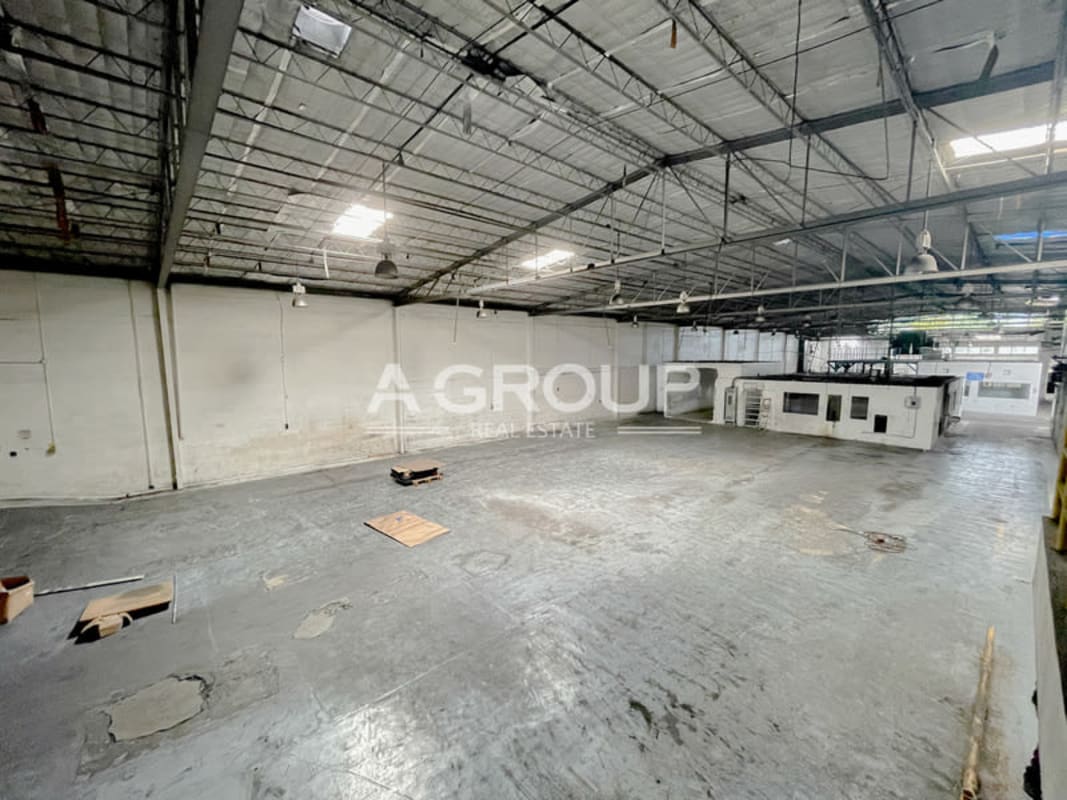 Large open plan industrial warehouse interior with office Milla 8 Panama