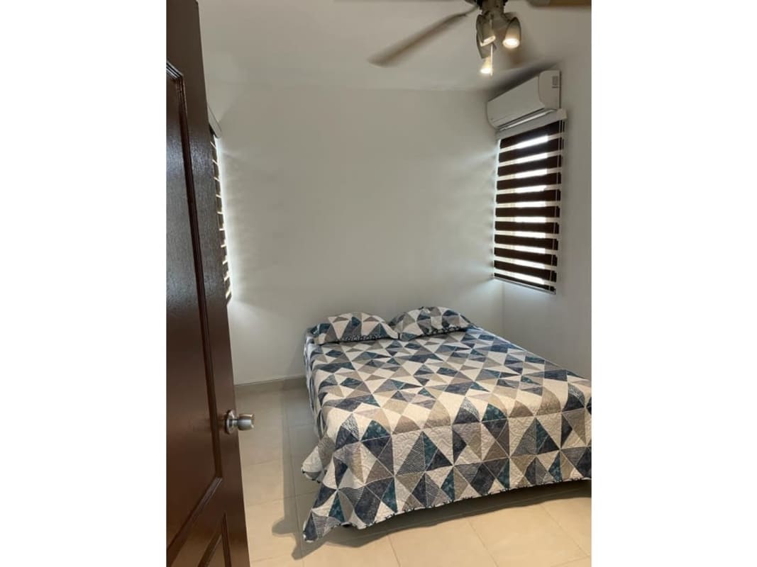 Bedroom with built-in closet and window city view PH Torre Capri San Francisco Panama