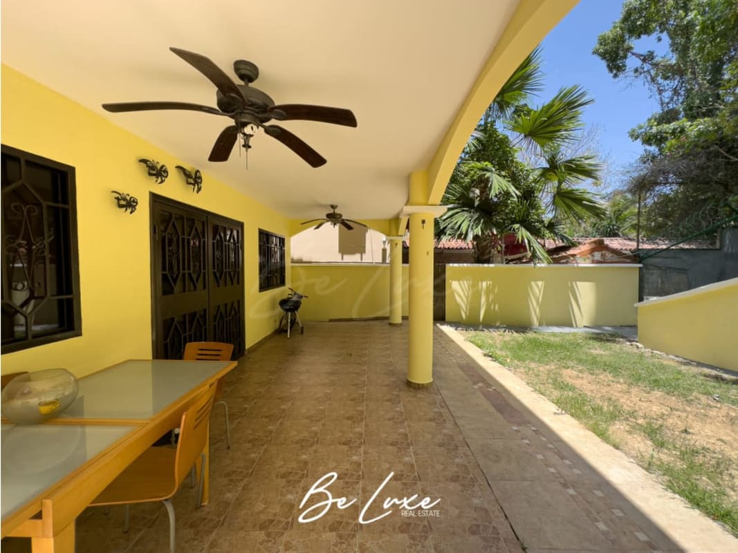 Private garden yard with covered patio terrace of house for rent in Ancón Panama