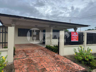 Large private backyard with lawn and patio at house in Residencial Blas Tello Chitré