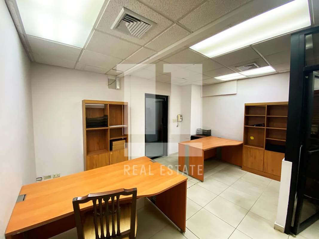 Private glass-partitioned office in PH Humboldt Tower Calle 50 for sale