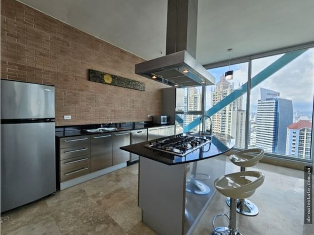 Contemporary bathroom with walk-in shower in PH Loft Four 41 Panama City