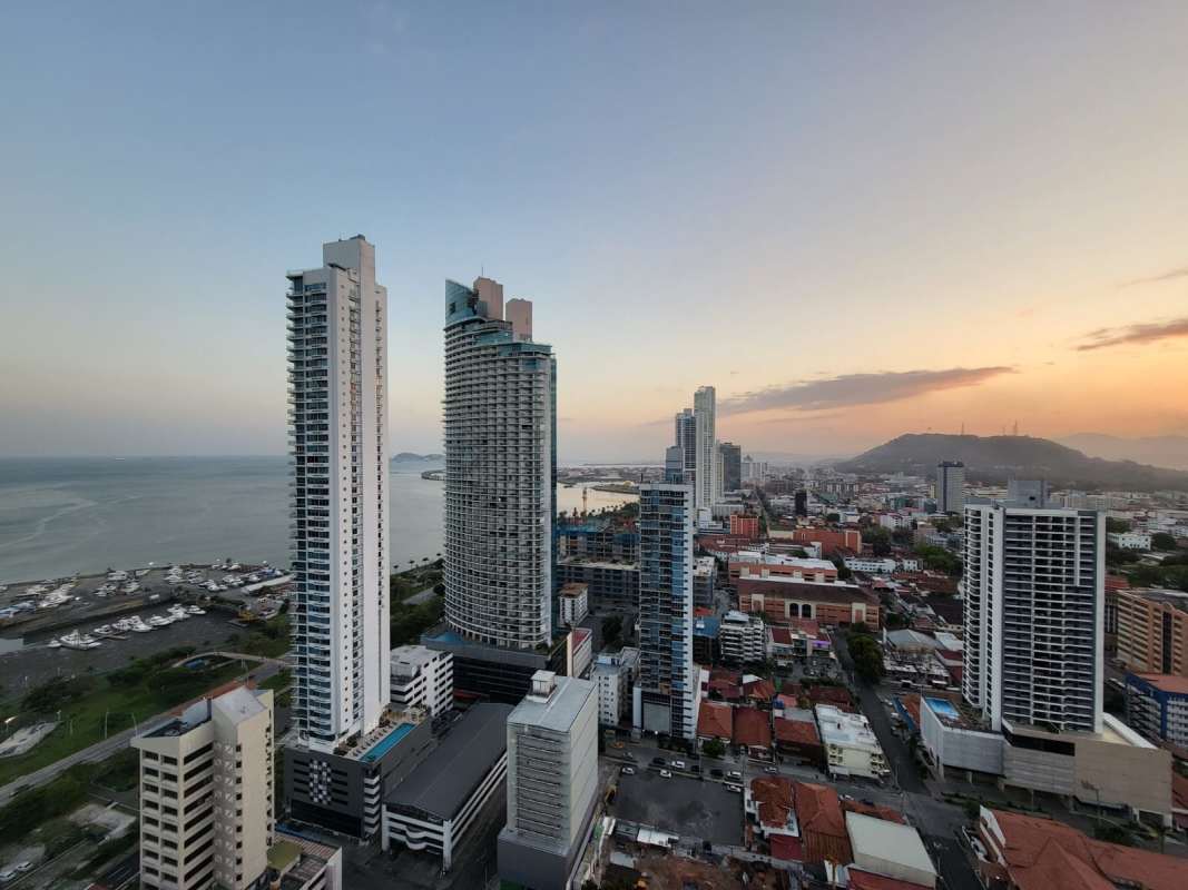 Furnished bedroom with queen bed and skyline views in PH Nuovo Bella Vista Panama