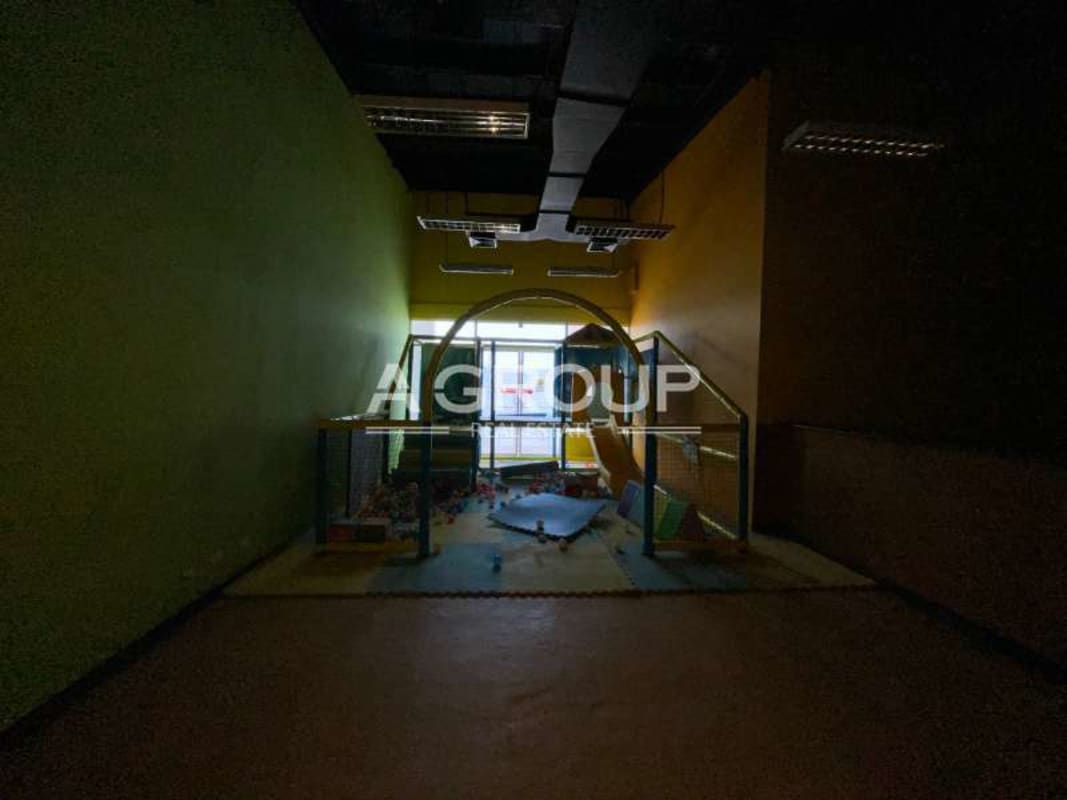 Reception desk and interior walls of commercial local in Plaza Brisas 507 Panama