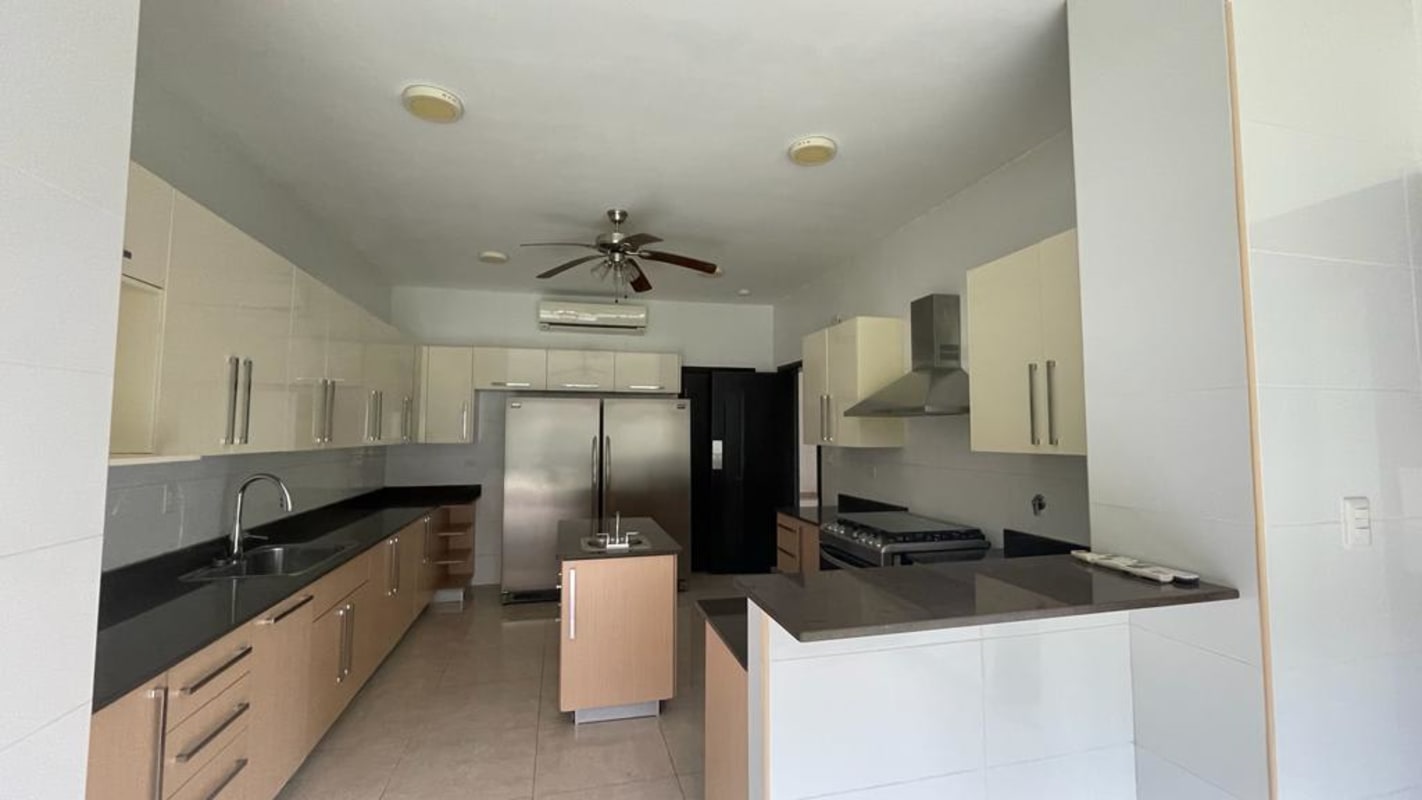 Upper terrace garden view PH Los Senderos Clayton Panama