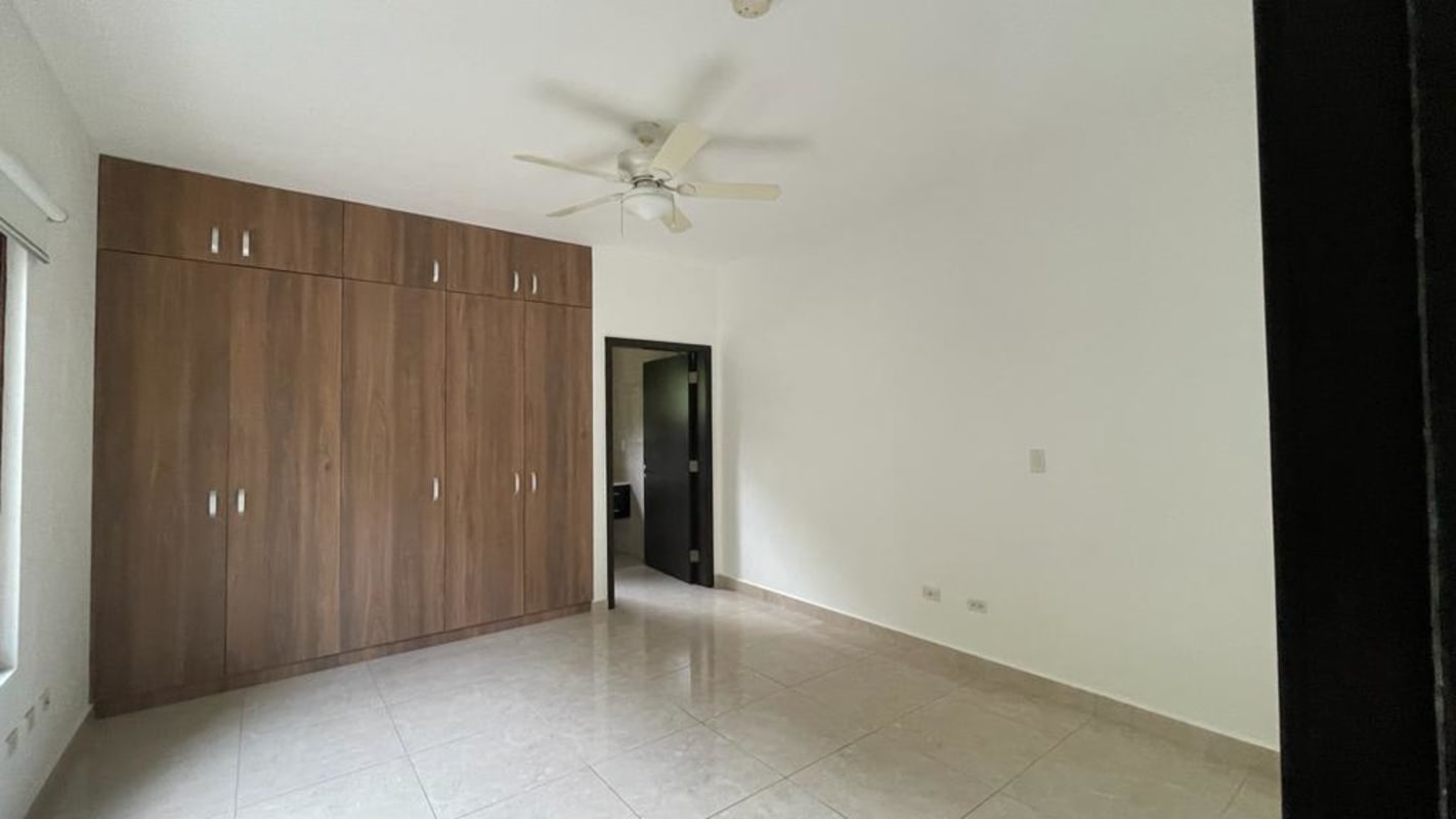 Community swimming pool tennis courts PH Los Senderos Clayton Panama