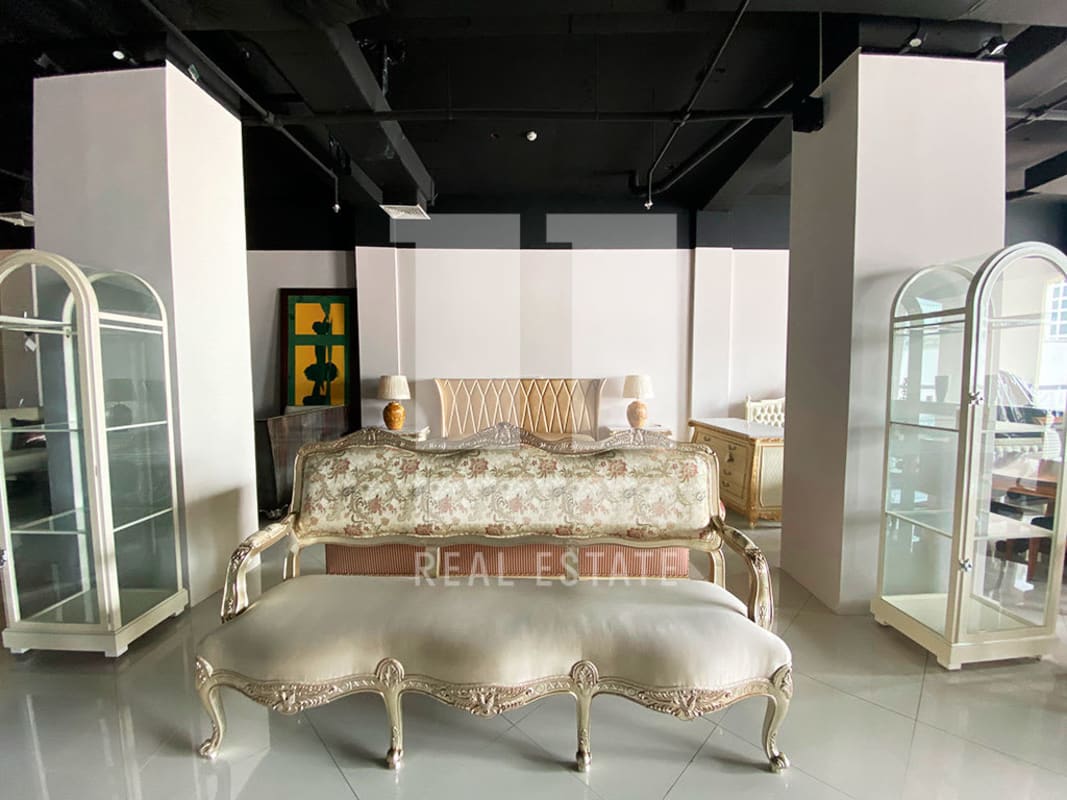 Elegant vintage-inspired commercial interior with display cabinets and exposed ceiling in PH Molon Tower Panama