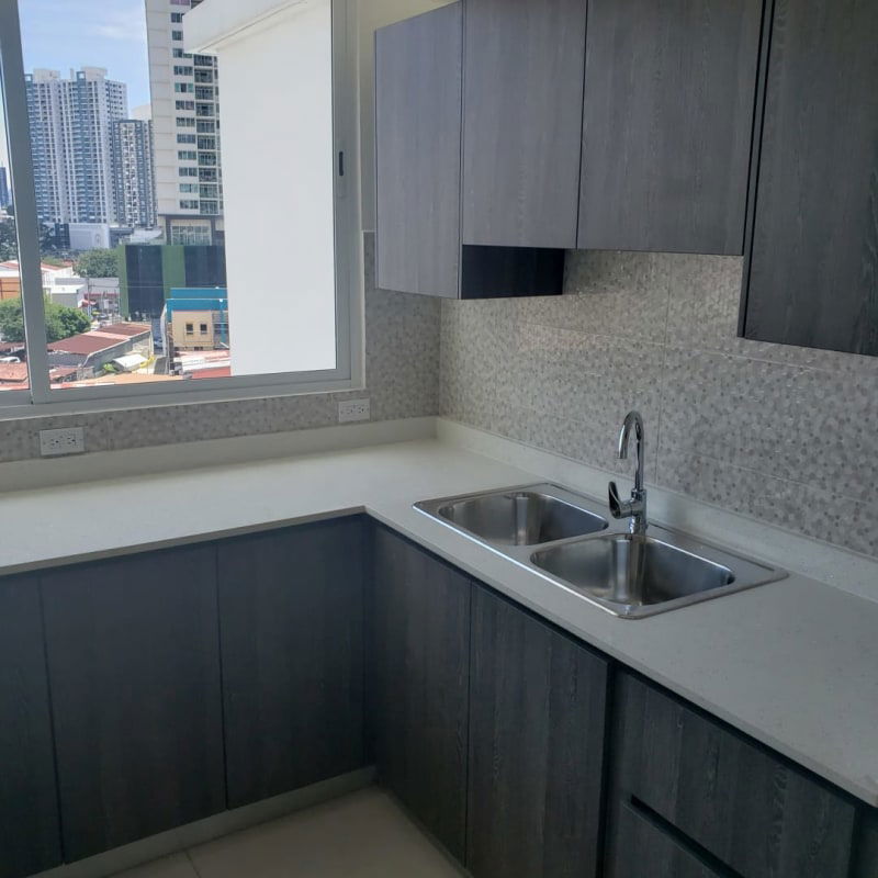 Modern kitchen with windows overlooking Panama skyline in PH Vista Hermosa