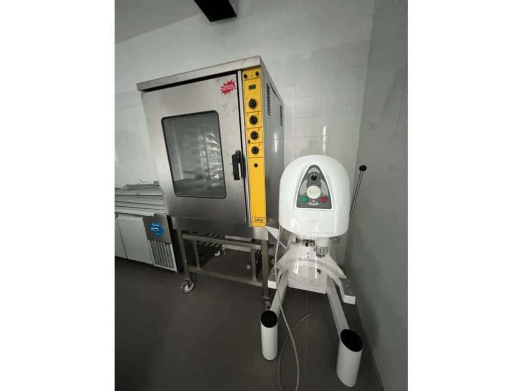 Bakery kitchen space fitted with convection oven, dough divider and metal shelves for rent San Francisco Panama