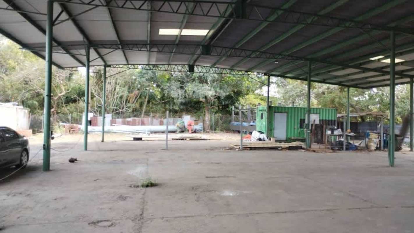 Covered outdoor loading area with metal roof near Villa Zaita Mall industrial warehouse Panama