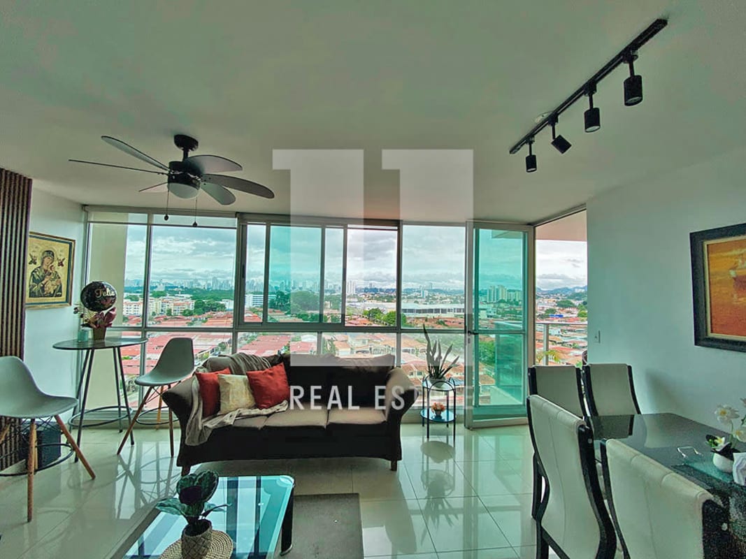 Spacious living and dining area with floor-to-ceiling windows and city skyline views in PH La Creta Panama