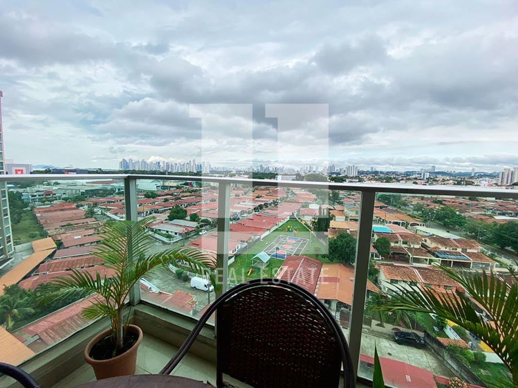 Bedroom with built-in closet, large window and ceiling fan PH La Creta Chanis Panama