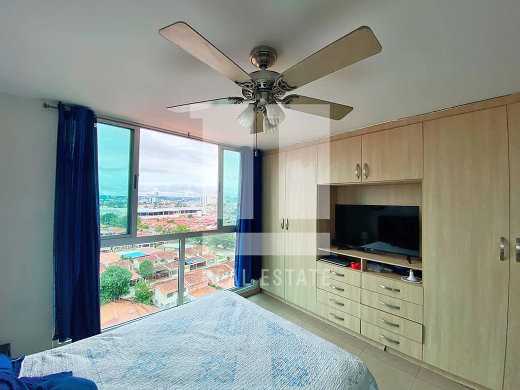 Bedroom with large window, built-in closet, ceiling fan and AC unit at PH La Creta Chanis Panama