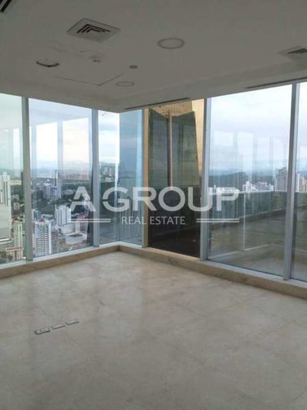 Floor-to-ceiling glass windows with panoramic skyline view in F&F Tower office Panama