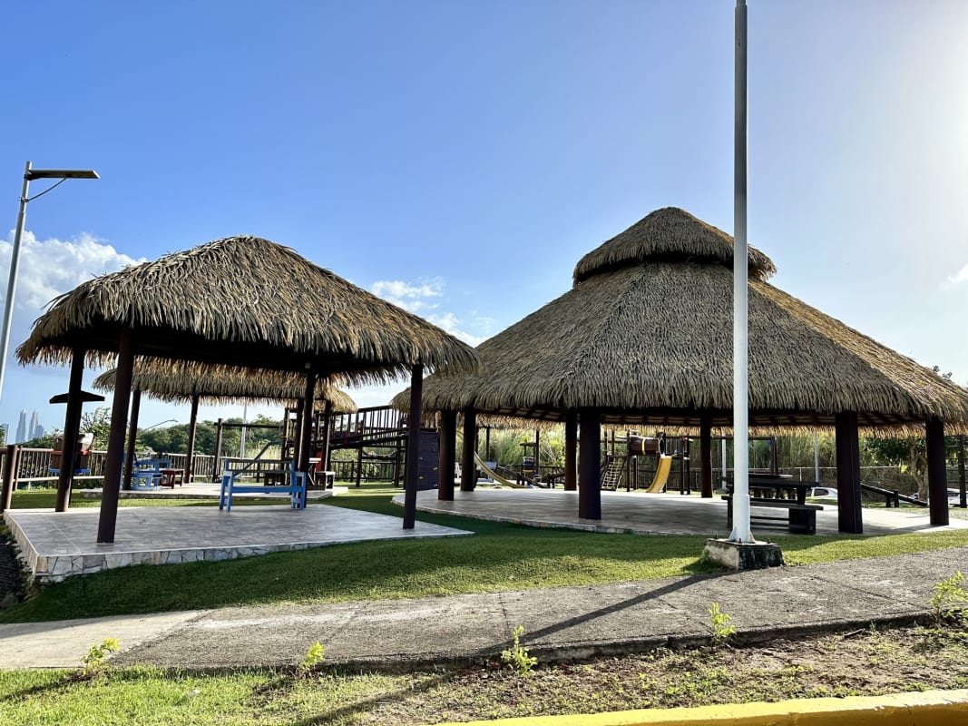 Modern bathroom with ceramic tiles and walk-in shower in PH Mystic Valley El Crisol Panama