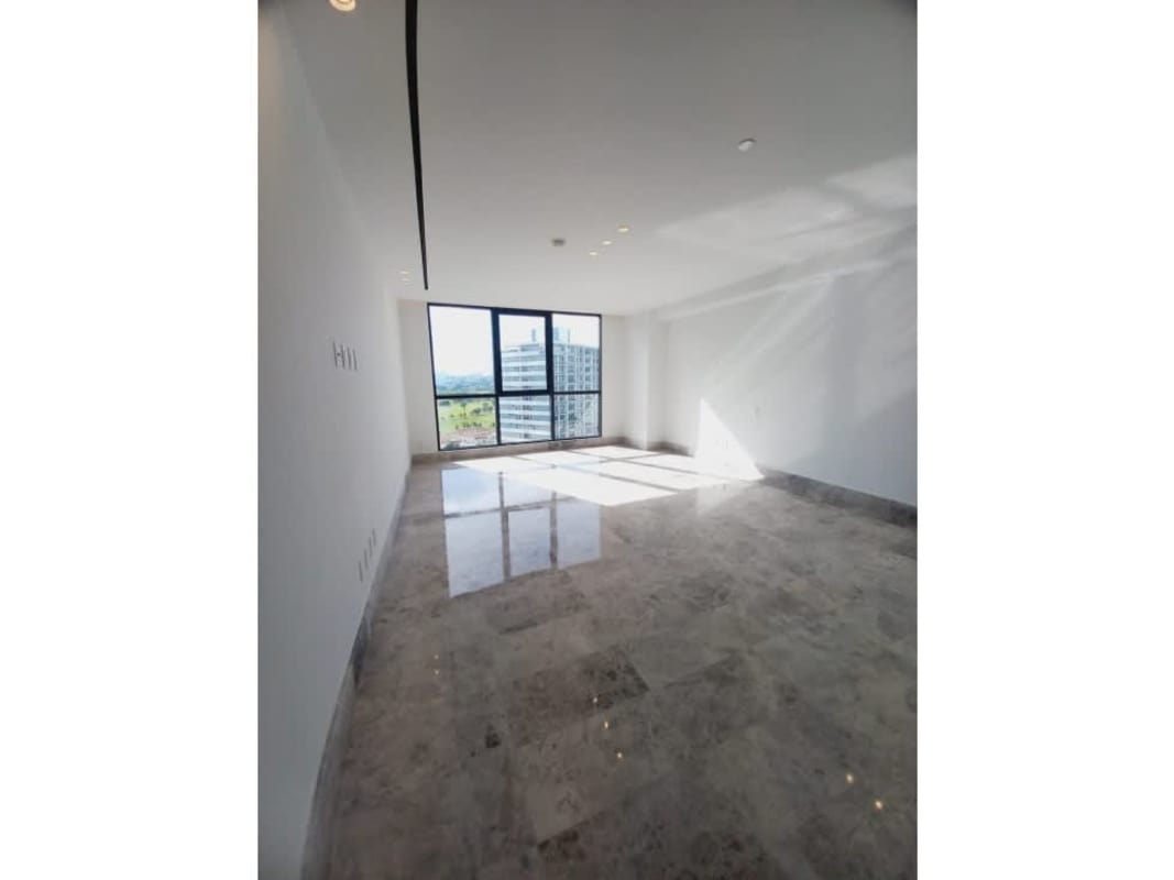 Italian-style kitchen with quartz countertops, large island, luxury finishes in PH Empire Residences Santa María Panama