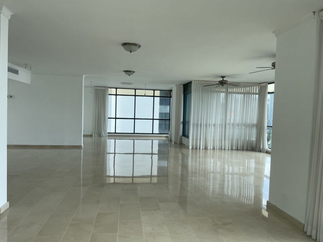 Bright open-plan living room with floor-to-ceiling windows PH Miramar Avenida Balboa Panama