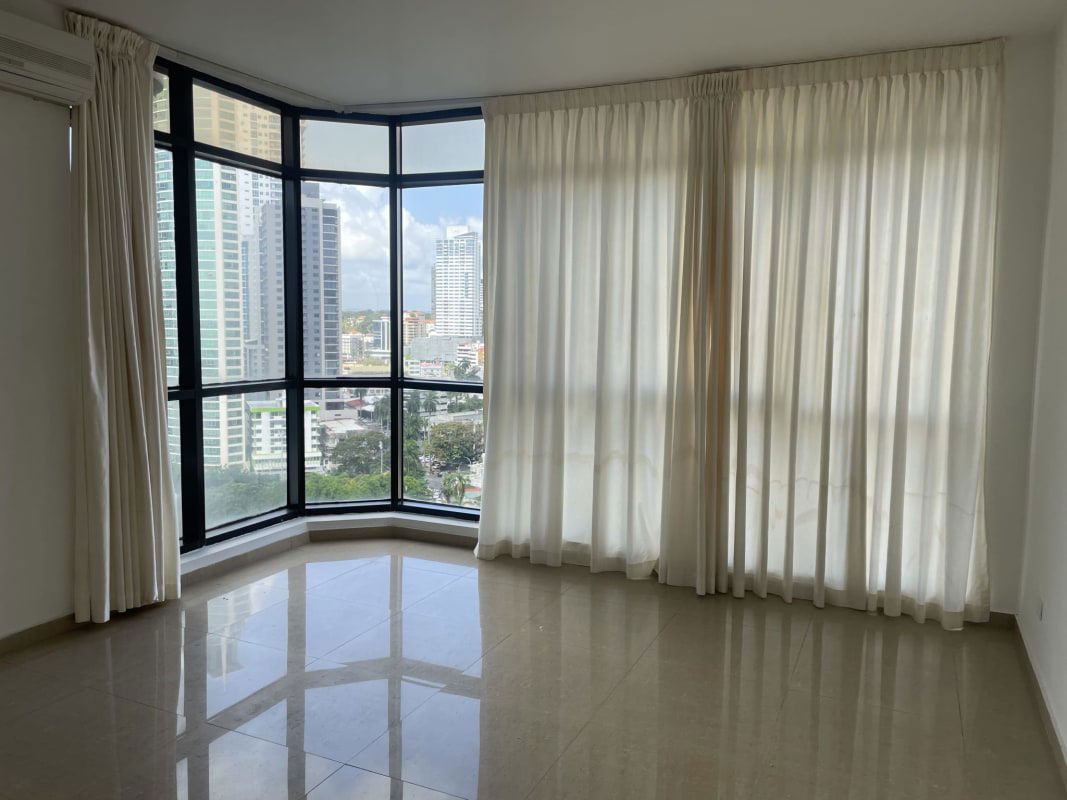 Corner windows living space with panoramic skyline PH Miramar Panama