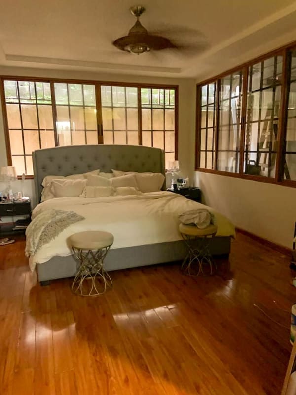 Spacious living area with wood flooring, ceiling fan and bright windows in Cerro Viento Panama house