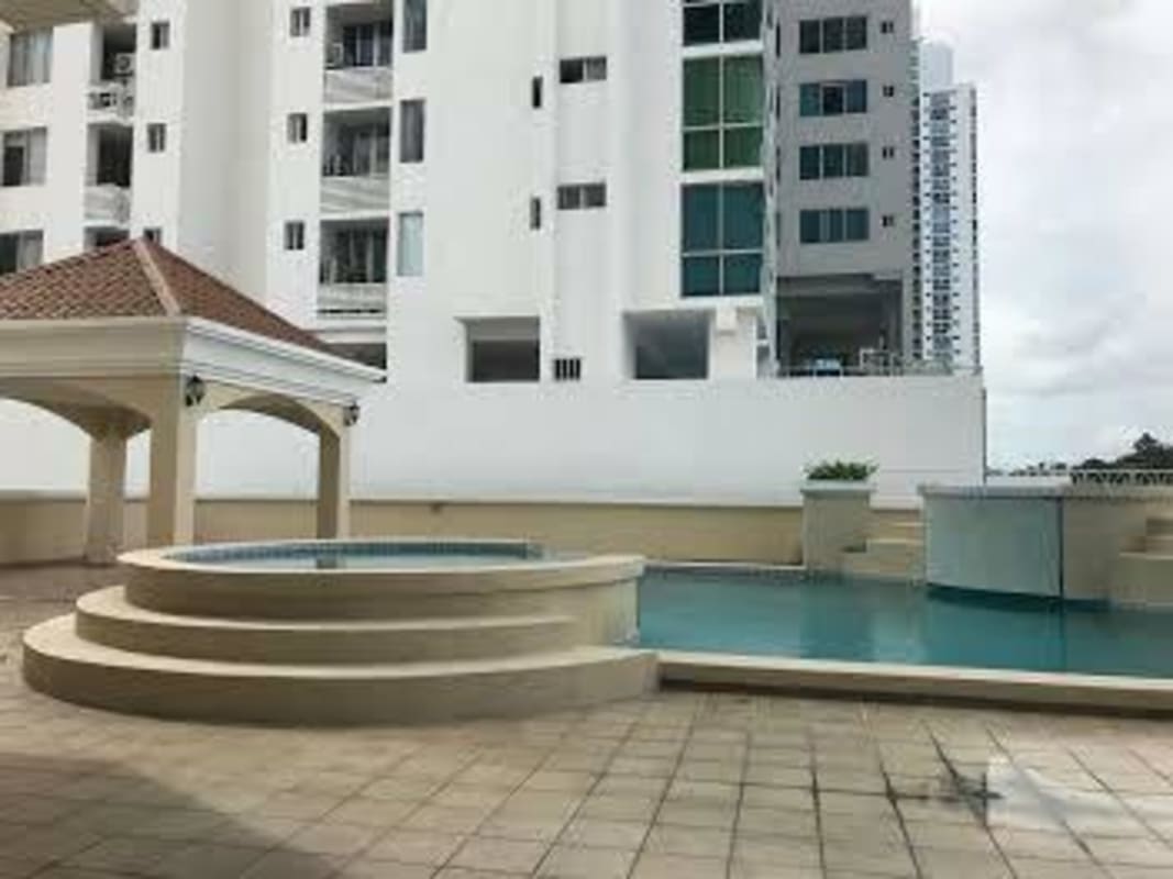 Outdoor pool and jacuzzi area in PH ParkView Tower San Francisco Panama with skyline views