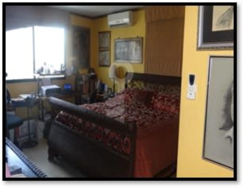 Traditional bedroom with shelving, AC unit, wooden bed PH Setton 32 Panama