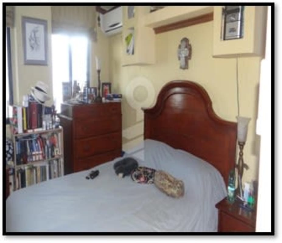 Bedroom with large window, yellow walls, AC unit in PH Setton 32 Panama