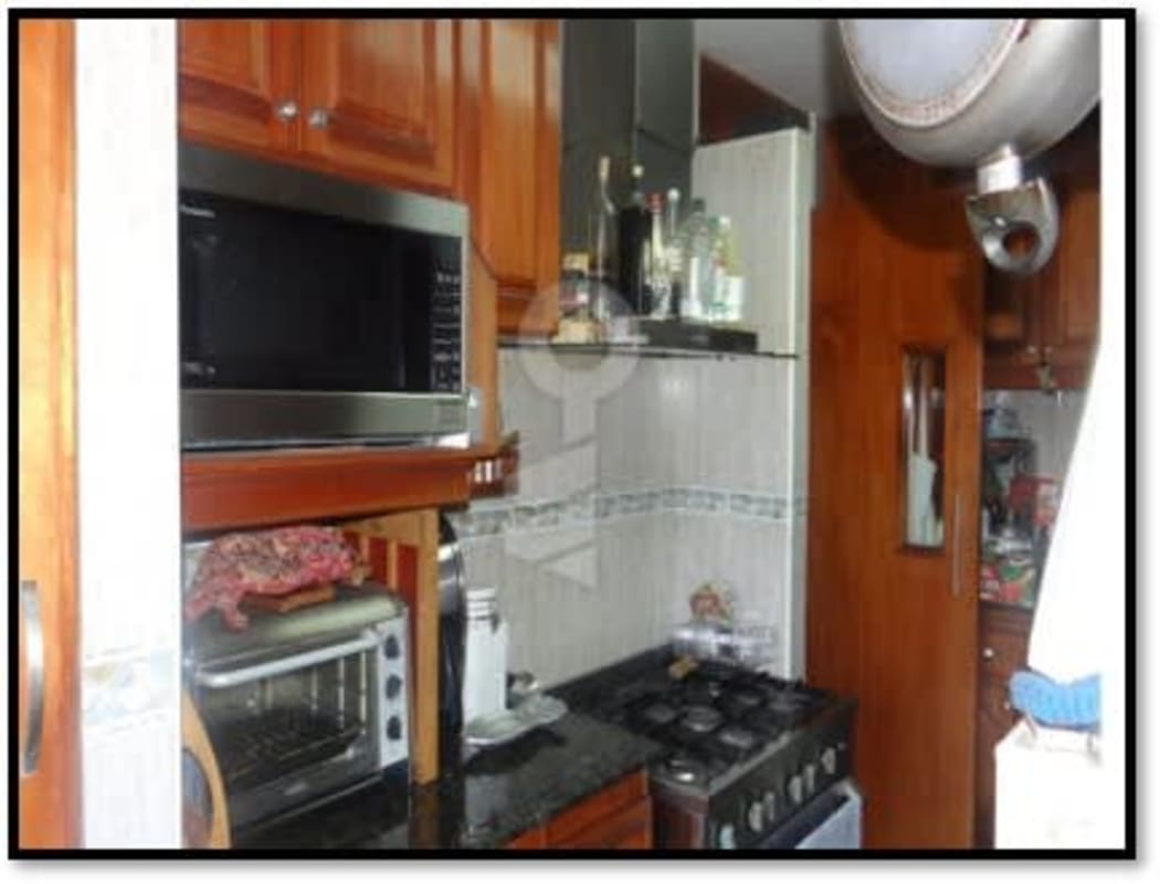 Kitchen with microwave, gas stove, wooden cabinets PH Setton 32 Panama City