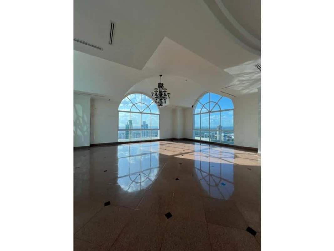 Spacious enclosed balcony with panoramic ocean view in PH Vista del Mar Avenida Balboa Panama