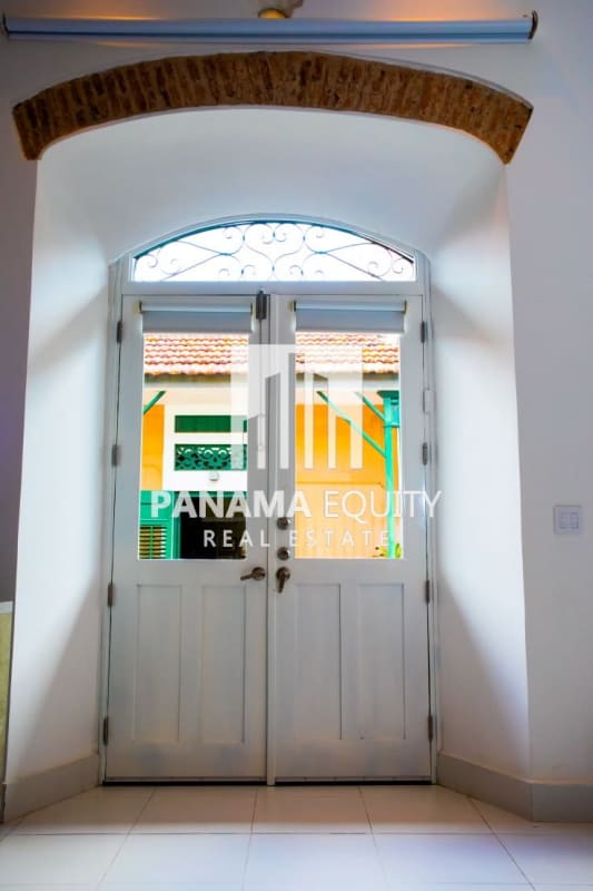 Spacious bedroom with wood floors, balcony access and modern decor in Casa Méndez Casco Viejo Panama