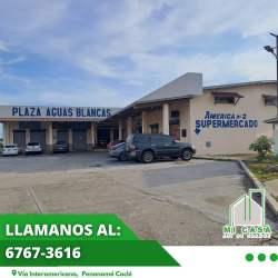 Commercial plaza multiple storefronts signage parking Penonomé Panama