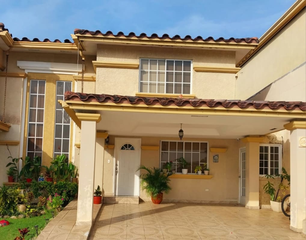 Family Home in Dorado Springs with Pool & Amenities