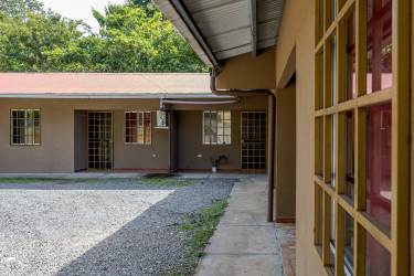 Bedroom with air conditioning, red curtains, tiled floor at Residencial David apartment Panama