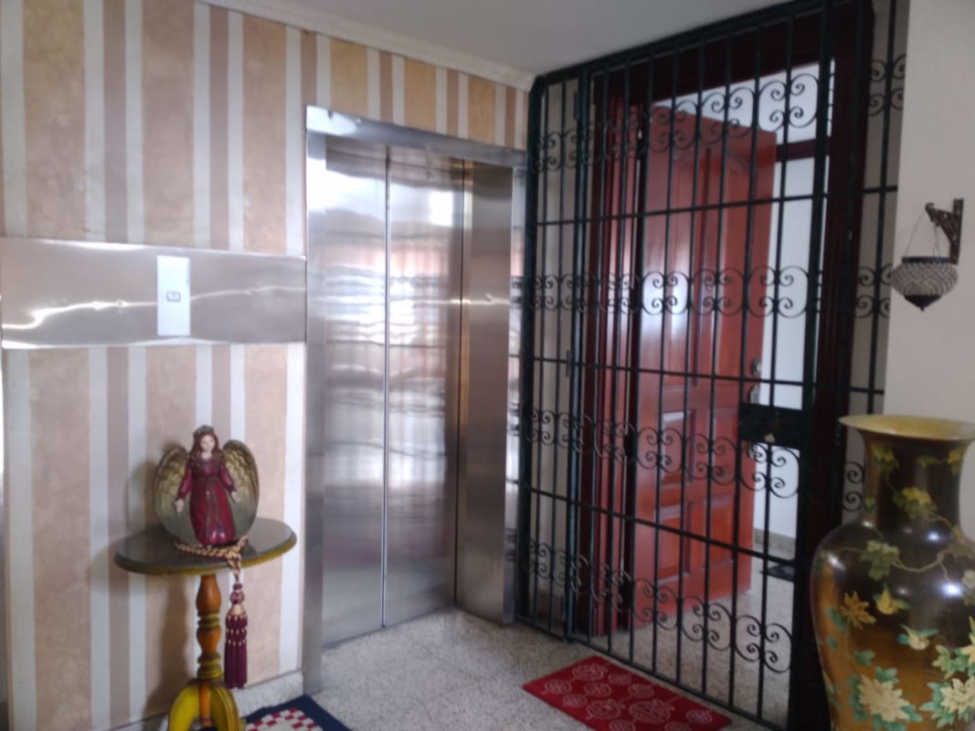 Spacious living room with floor-to-ceiling windows offering city views in PH Florida Obarrio Panama