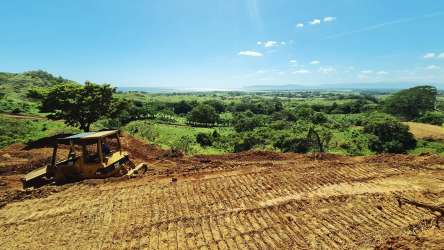 Construction cleared hilltop lot with panoramic Pacific view in Cañas Panama