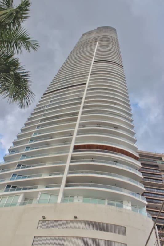 Infinity pool deck overlooking Pacific Ocean and city skyline at PH The Point Panama