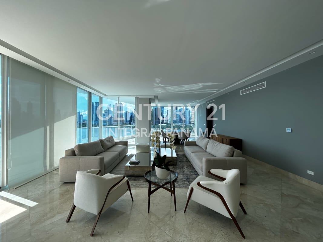 Elegant dining space with panoramic city and bay views in PH The Point Punta Paitilla Panama